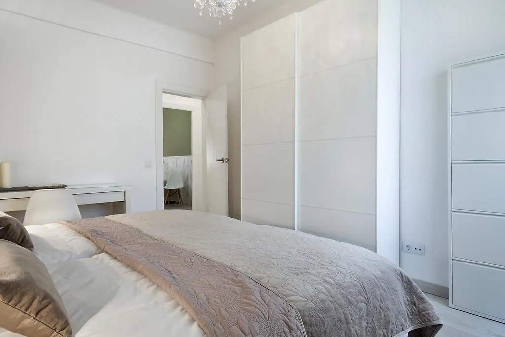 Charming & Quiet Park Guell Apartment Барселона
